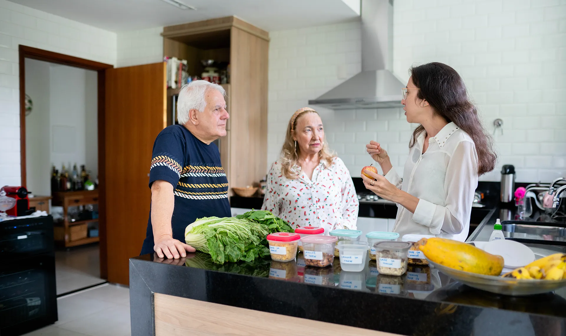 Diätberatung im Reha-Zentrum Weyer – Diätologin erklärt Patient*innen gesunde Ernährung in der Küche