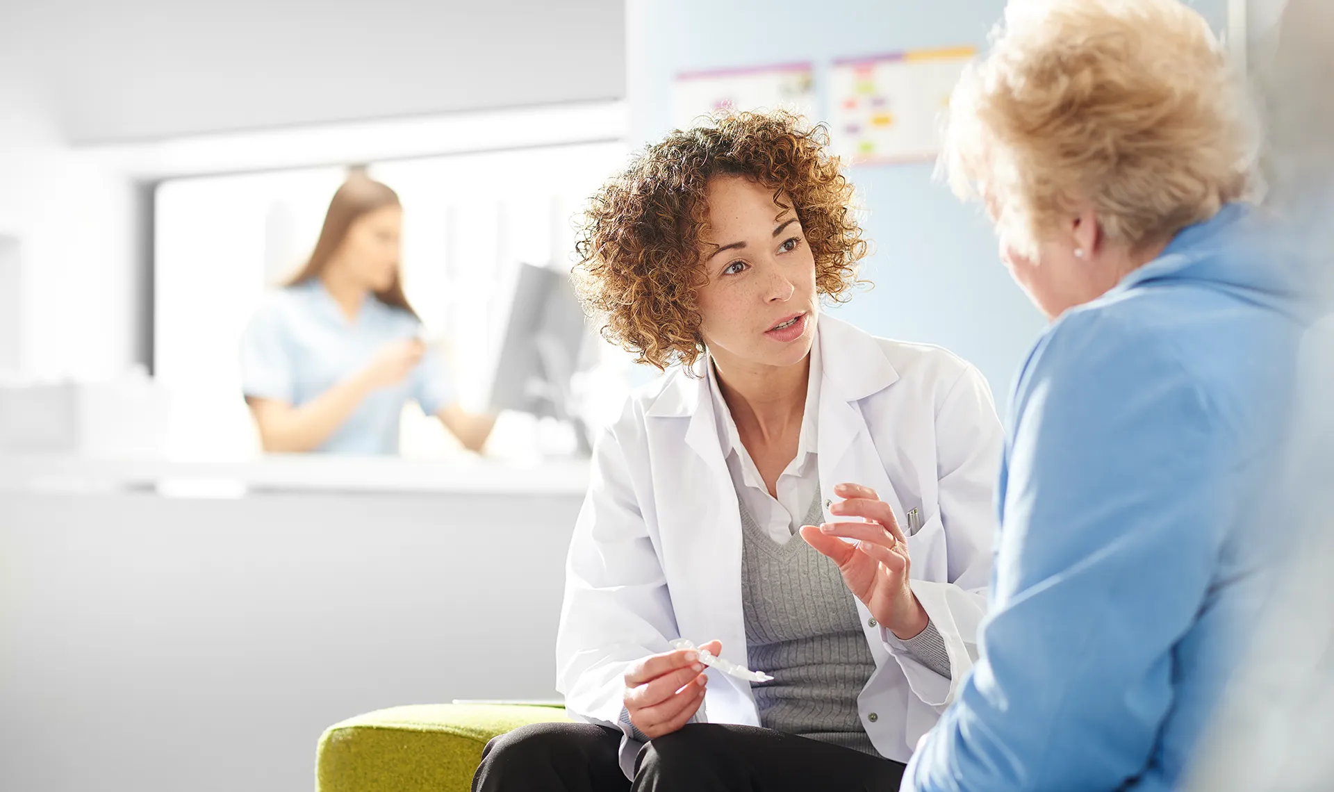 Ärztliche Betreuung im Reha-Zentrum Weyer – Ärztin im Gespräch mit Patientin